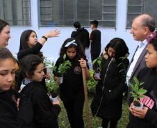 Ortega planta árvores junto com crianças e se emociona com o entusiasmo delas 