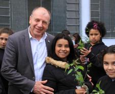 Ortega planta árvores junto com crianças e se emociona com o entusiasmo delas 