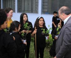 Ortega planta árvores junto com crianças e se emociona com o entusiasmo delas 