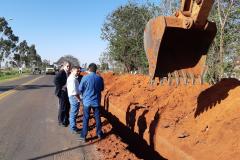 PAVIMENTAÇÃO O secretário Silvio Barros, acompanhado do prefeito Carlos Henrique Rossao Gomes, visita as obras de pavimentação de ruas que acontecem em três conjuntos habitacionais da cidade de Paranavaí, na maior delas, com investimentos de R$ 3 milhões, serão beneficiadas cerca de 1.200 famílias. ? Paranavaí, 31/08/2018. -  Foto: José Fernando Ogura