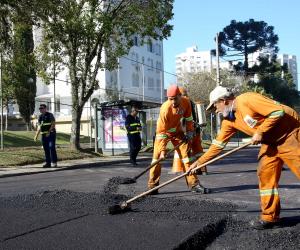 Obra de asfaltamento de rua