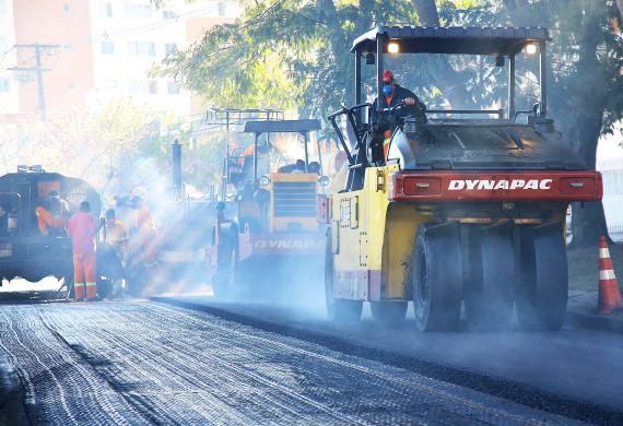 Obras de asfaltamento de rua