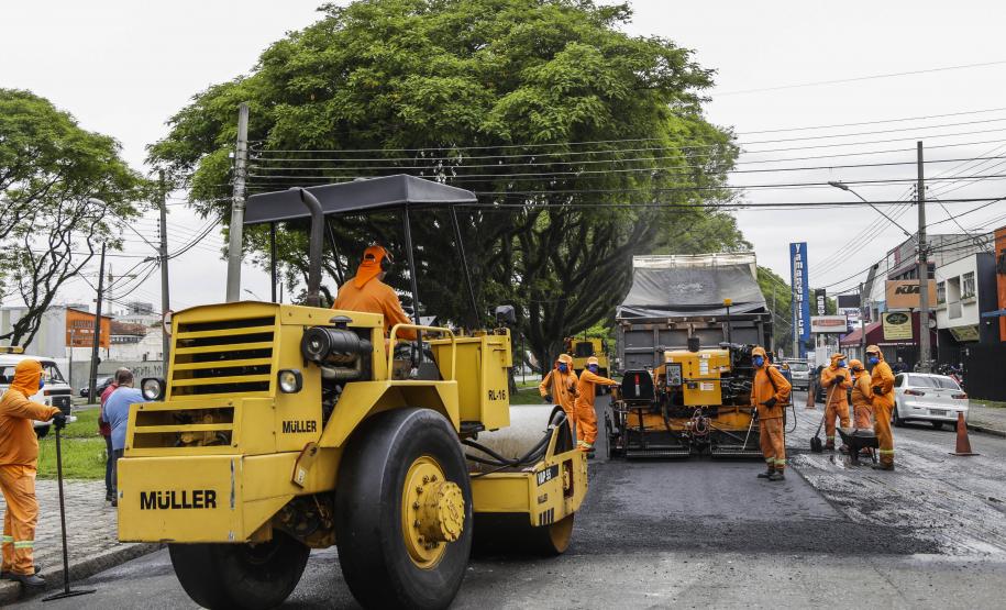 Governo libera R$ 680 milhões a fundo perdido para municípios Obra de pavimentação asfáltica na rua João Negrão, no Rebouças. Curitiba, 23/10/2018. Foto: Pedro Ribas/SMCS