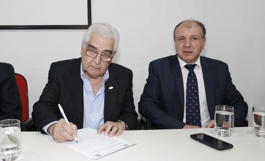 Três secretários tomam posse no Conselho do Paranacidade Posse do Conselho de Administração do Serviço Social Autônomo Paranacidade. Tomaram posse os secretários João Carlos Ortega, secretário do Desenvolvimento Urbano; René de Oliveira Garcia Júnior, secretário da Fazenda e Valdemar Bernardo Jorge, secretário do Planejamento. ? Curitiba, 02/01/2019 - Foto: Arnaldo Alves/ANPr