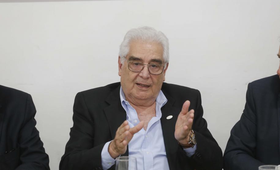 Três secretários tomam posse no Conselho do Paranacidade Posse do Conselho de Administração do Serviço Social Autônomo Paranacidade. Tomaram posse os secretários João Carlos Ortega, secretário do Desenvolvimento Urbano; René de Oliveira Garcia Júnior, secretário da Fazenda e Valdemar Bernardo Jorge, secretário do Planejamento. Na foto, Ari Faria Bettencourdt, da Federação do Comércio do Estado do Paraná (Fecomércio). ? Curitiba, 02/01/2019 - Foto: Arnaldo Alves/ANPr