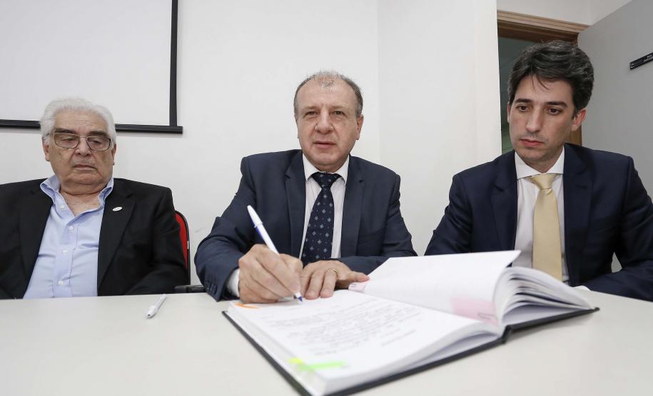 Três secretários tomam posse no Conselho do Paranacidade Posse do Conselho de Administração do Serviço Social Autônomo Paranacidade. Tomaram posse os secretários João Carlos Ortega, secretário do Desenvolvimento Urbano; René de Oliveira Garcia Júnior, secretário da Fazenda e Valdemar Bernardo Jorge, secretário do Planejamento. ? Curitiba, 02/01/2019 - Foto: Arnaldo Alves/ANPr