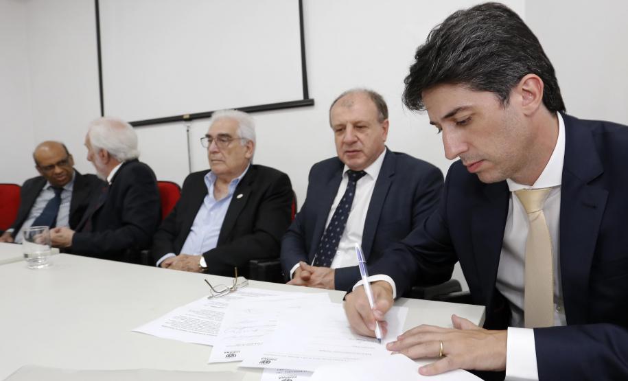 Três secretários tomam posse no Conselho do Paranacidade Posse do Conselho de Administração do Serviço Social Autônomo Paranacidade. Tomaram posse os secretários João Carlos Ortega, secretário do Desenvolvimento Urbano; René de Oliveira Garcia Júnior, secretário da Fazenda e Valdemar Bernardo Jorge, secretário do Planejamento. ? Curitiba, 02/01/2019 - Foto: Arnaldo Alves/ANPr