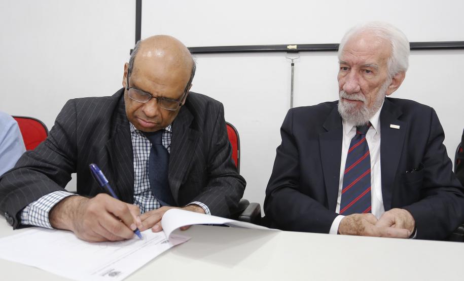 Três secretários tomam posse no Conselho do Paranacidade Posse do Conselho de Administração do Serviço Social Autônomo Paranacidade. Tomaram posse os secretários João Carlos Ortega, secretário do Desenvolvimento Urbano; René de Oliveira Garcia Júnior, secretário da Fazenda e Valdemar Bernardo Jorge, secretário do Planejamento. ? Curitiba, 02/01/2019 - Foto: Arnaldo Alves/ANPr