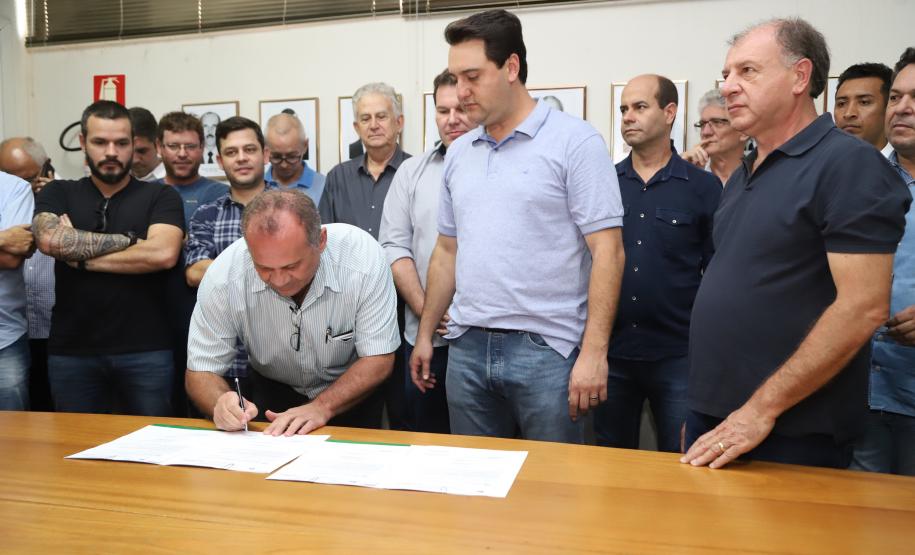 O governador Carlos Massa Ratinho Junior confirmou neste sábado (16) investimentos de R$ 2,82 milhões em obras e compra de máquinas e veículos para oito municípios da região Noroeste do Estado. Foram assinadas, na ExpoParanavaí, um dos principais eventos do agronegócio do Paraná, autorizações e homologações. - Paranavaí, 16/03/2019 - Foto: José Fernando Ogura/ANPr