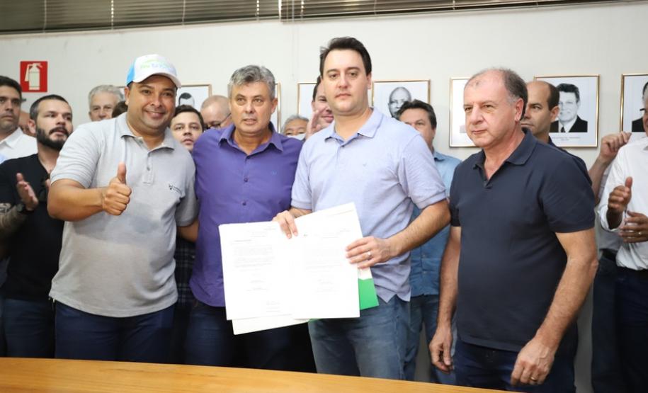O governador Carlos Massa Ratinho Junior confirmou neste sábado (16) investimentos de R$ 2,82 milhões em obras e compra de máquinas e veículos para oito municípios da região Noroeste do Estado. Foram assinadas, na ExpoParanavaí, um dos principais eventos do agronegócio do Paraná, autorizações e homologações. - Paranavaí, 16/03/2019 - Foto: José Fernando Ogura/ANPr