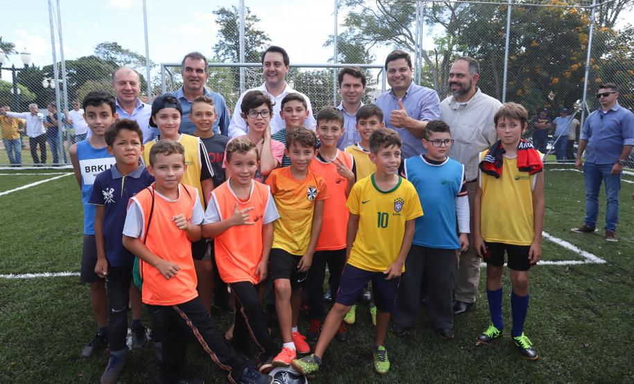 Governador inaugura Meu Campinho e autoriza novas obras em Faxinal