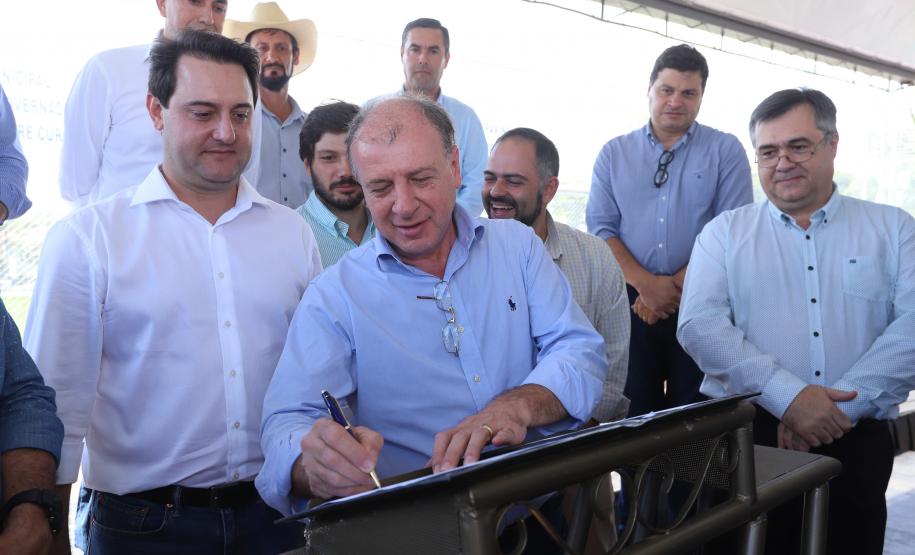 Governador inaugura Meu Campinho e autoriza novas obras em Faxinal