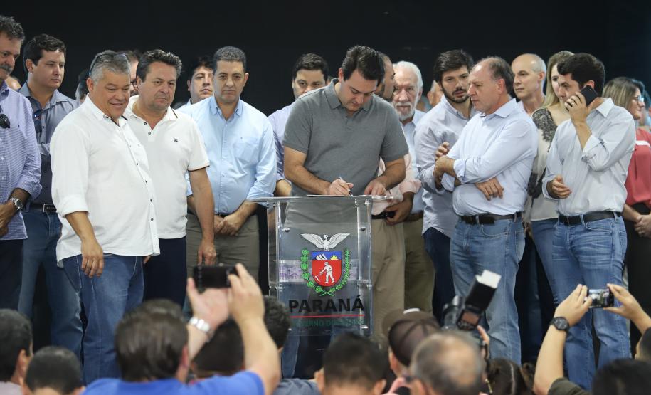O governador Carlos Massa Ratinho Junior afirmou nesta sexta-feira (12), em encontro com prefeitos de cidades da região Norte, realizado na ExpoLondrina, que o programa de transferência da sede administrativa para cidades do interior fortalece a presença do governo junto à população e agiliza o encaminhamento das demandas regionais. - Londrina, 12/04/2019 - Foto: Rodrigo Félix Leal/ANPr