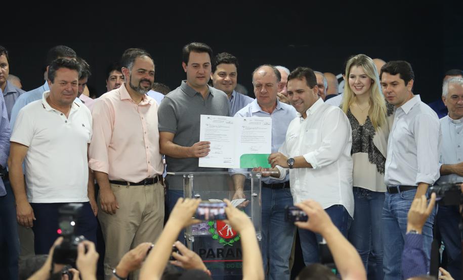 O governador Carlos Massa Ratinho Junior afirmou nesta sexta-feira (12), em encontro com prefeitos de cidades da região Norte, realizado na ExpoLondrina, que o programa de transferência da sede administrativa para cidades do interior fortalece a presença do governo junto à população e agiliza o encaminhamento das demandas regionais. - Londrina, 12/04/2019 - Foto: Rodrigo Félix Leal/ANPr