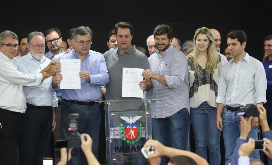 O governador Carlos Massa Ratinho Junior afirmou nesta sexta-feira (12), em encontro com prefeitos de cidades da região Norte, realizado na ExpoLondrina, que o programa de transferência da sede administrativa para cidades do interior fortalece a presença do governo junto à população e agiliza o encaminhamento das demandas regionais. - Londrina, 12/04/2019 - Foto: Rodrigo Félix Leal/ANPr