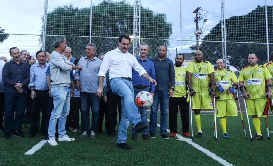 Em Maringá governador entrega Meu Campinho que agrega famílias em esporte e lazer