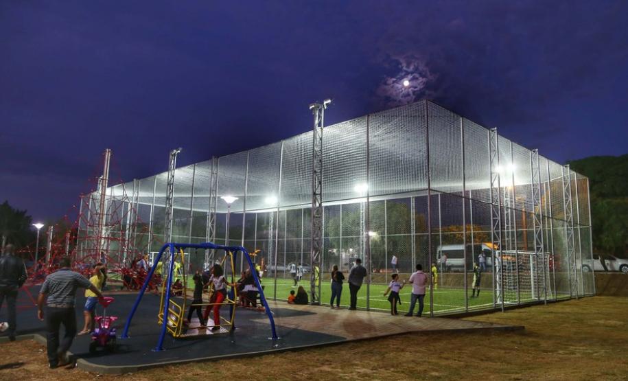 Em Maringá governador entrega Meu Campinho que agrega famílias em esporte e lazer