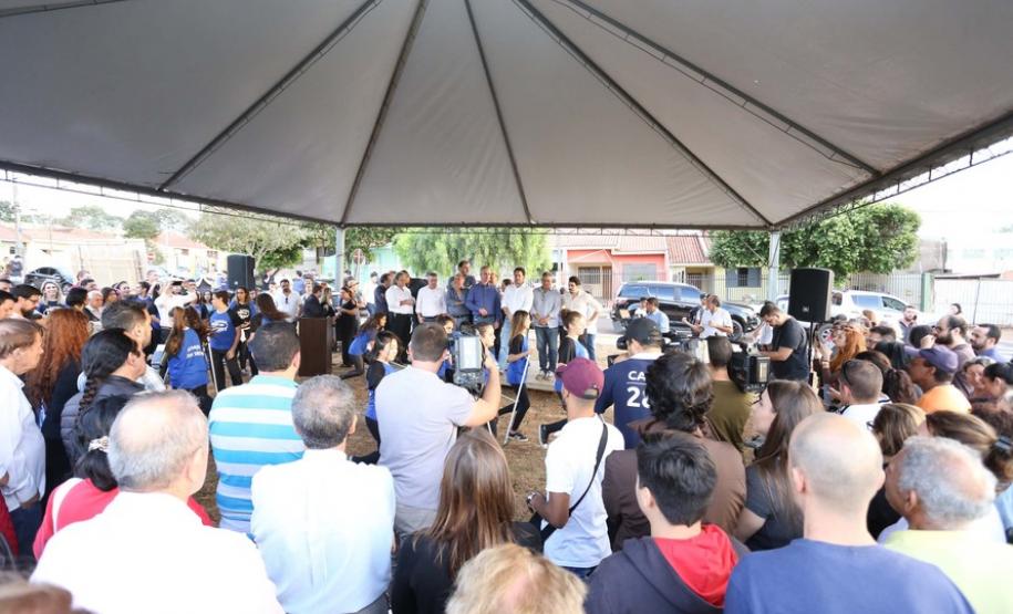 Em Maringá governador entrega Meu Campinho que agrega famílias em esporte e lazer