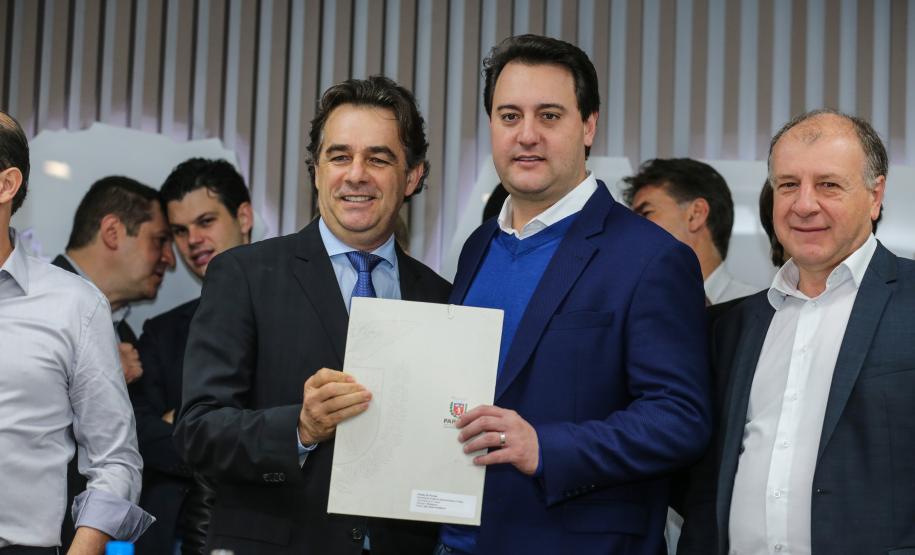 O governador Carlos Massa Ratinho Junior se reúne com prefeitos na sede da Associação dos Municípios do Oeste do Paraná (Amop) em Cascavel nesta sexta-feira (24), para confirmar recursos do Estado para investimentos nos municípios. No mesmo encontro são anunciados investimentos que a Copel fará na região Oeste nos próximos três anos. Cascavel, 24/05/2019 - Foto: Geraldo Bubniak/ANPr