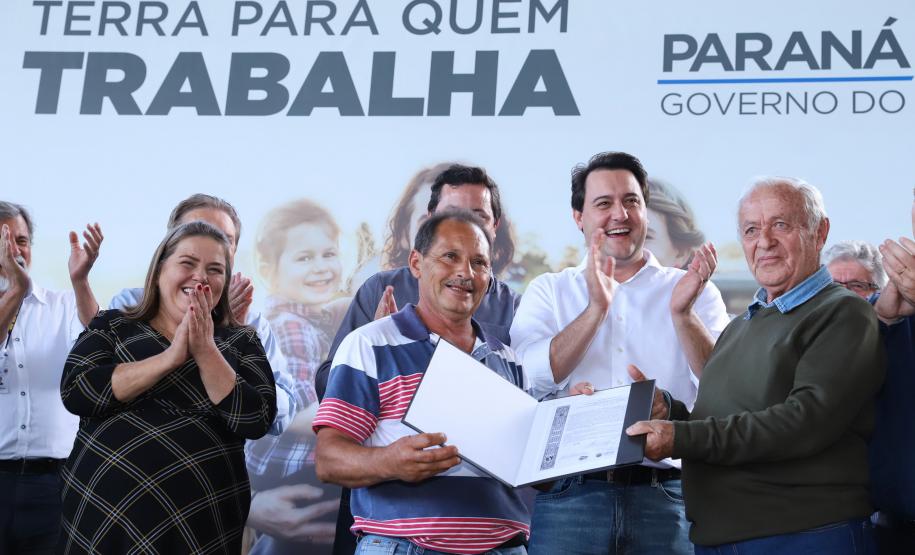 Em Quitandinha, 59 famílias recebem títulos de imóveis rurais e a Prefeitura mais de R$ 566 mil para a compra de máquina e um veículo