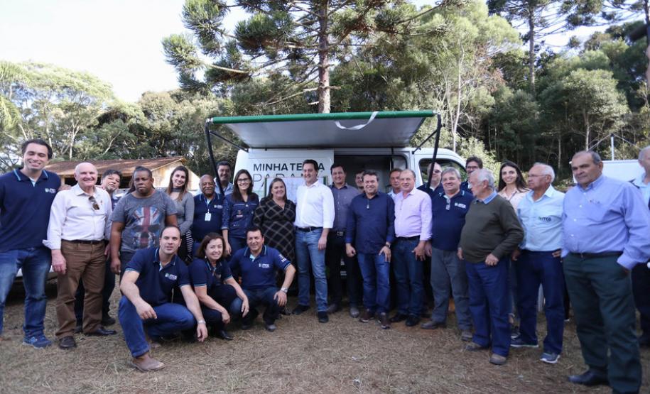 Em Quitandinha, 59 famílias recebem títulos de imóveis rurais e a Prefeitura mais de R$ 566 mil para a compra de máquina e um veículo