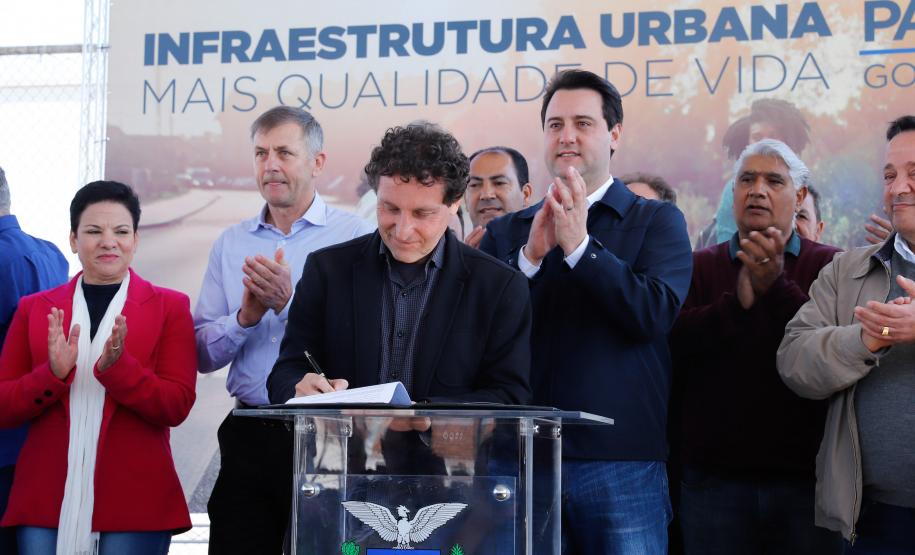 Governador entrega Sistema de Esgoto e autoriza asfalto em Piraquara