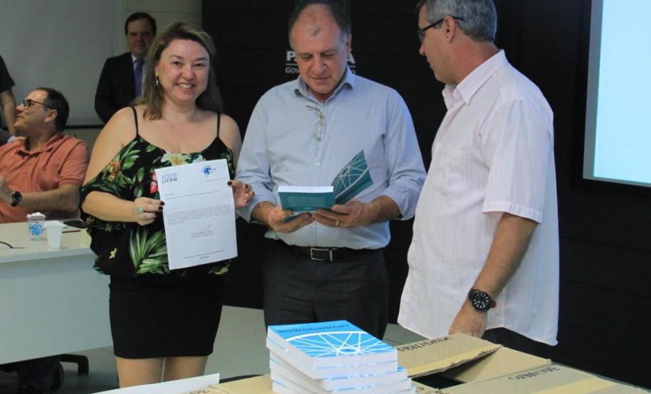 As 399 Prefeituras do Paraná vão receber, pela SEDU, livros sobre Ciclomobilidade