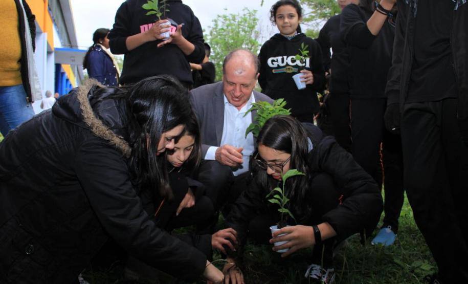 Ortega planta árvores junto com crianças e se emociona com o entusiasmo delas