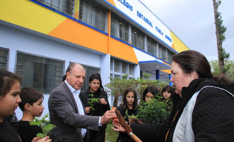 Ortega planta árvores junto com crianças e se emociona com o entusiasmo delas