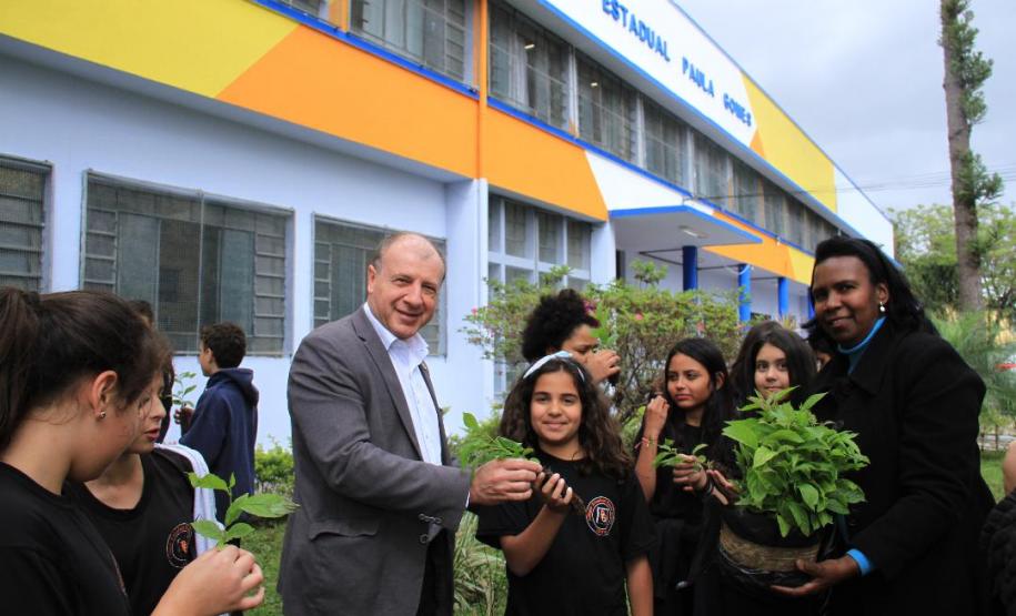 Ortega planta árvores junto com crianças e se emociona com o entusiasmo delas