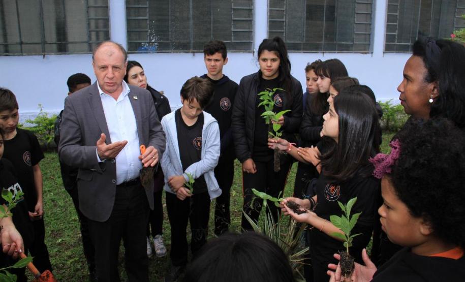 Ortega planta árvores junto com crianças e se emociona com o entusiasmo delas