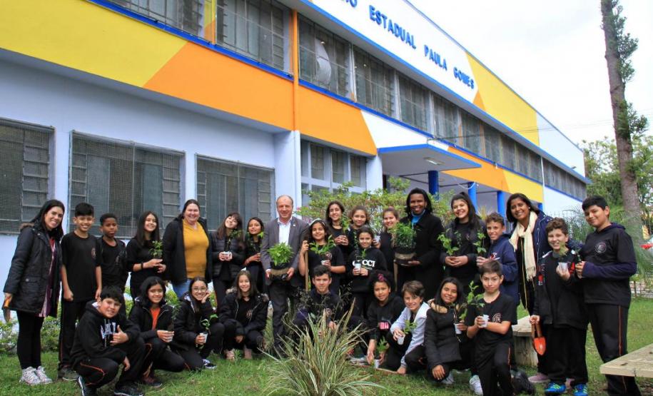 Ortega planta árvores junto com crianças e se emociona com o entusiasmo delas