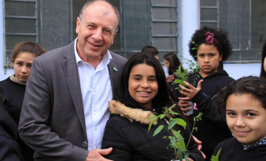 Ortega planta árvores junto com crianças e se emociona com o entusiasmo delas