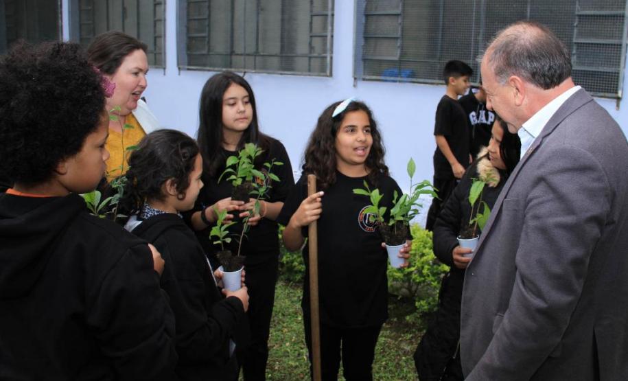 Ortega planta árvores junto com crianças e se emociona com o entusiasmo delas