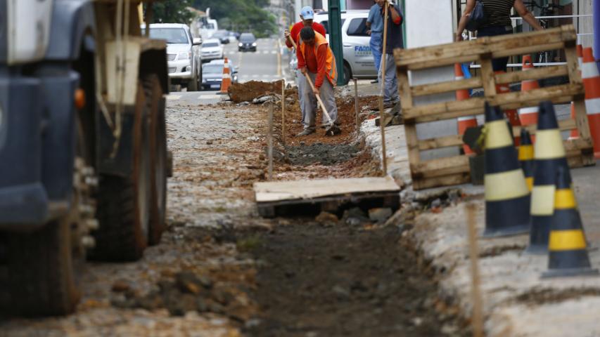 Adrianópolis recebe R$ 7,6 milhões para obras de pavimentação urbana