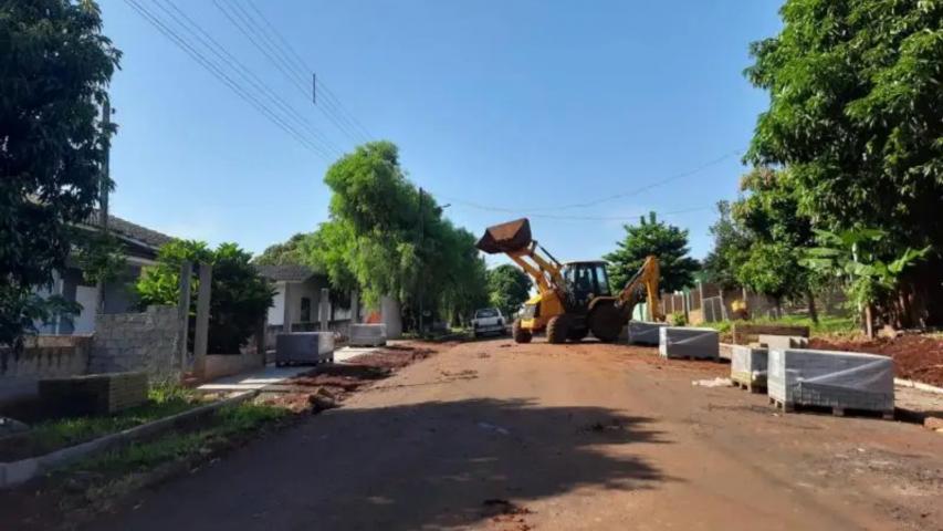 Com apoio do Estado, sete Municípios vão investir em asfalto, iluminação e obras urbanas Novos investimentos liberados nesta semana pelo Governo do Estado, via Secretaria das Cidades (SECID), vão possibilitar obras e aquisições em mais sete Municípios paranaenses. Desses projetos, alguns são pelo Programa de Transferência Voluntária da Pasta e outros pelo Sistema de Financiamento aos Municípios (SFM). As ações referem-se à reforma de Terminal de Transporte Urbano em Assis Chateaubriand; melhorias na Ilumina
