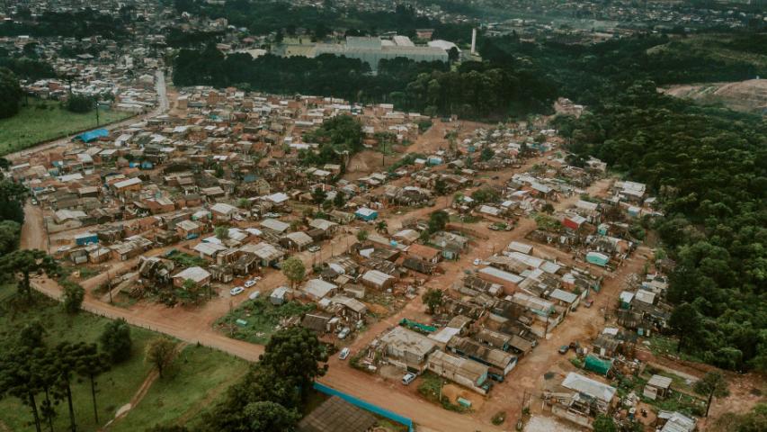 Acordo intermediado pelo Estado regulariza terreno da Vila Tiradentes, em Curitiba