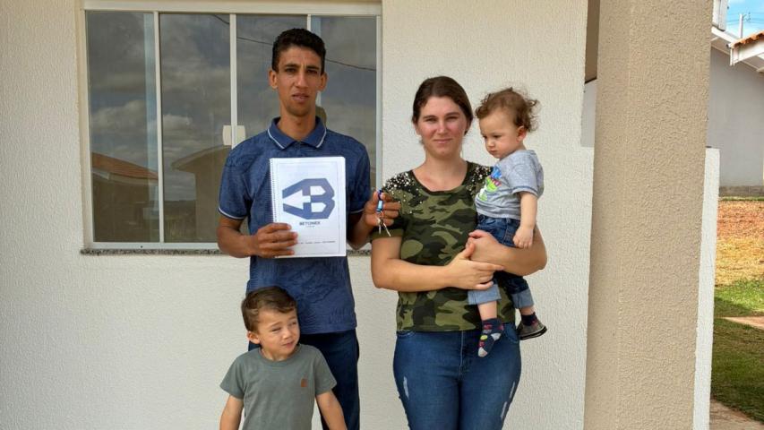 COHAPAR entrega chaves da casa própria a 48 famílias de Japira