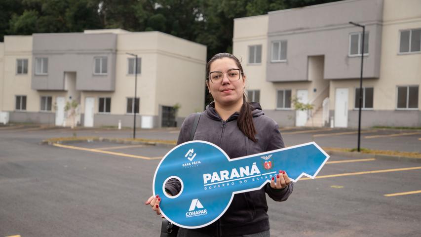 Com ajuda do Estado, 71 moradores de Araucária recebem a casa própria
