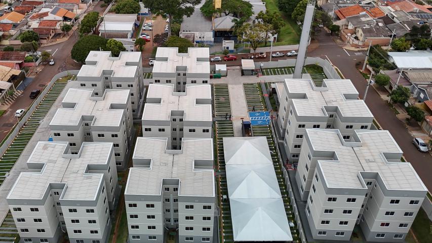 Estado entrega residencial com 128 apartamentos para atender famílias de Londrina 