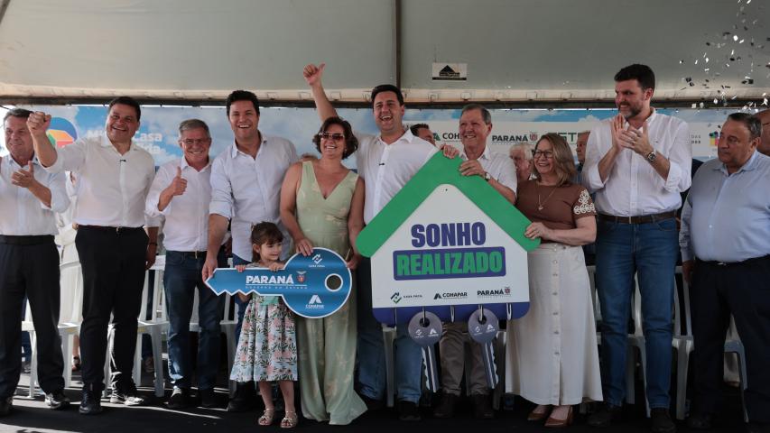 Governador Ratinho Junior entrega casa própria a 83 famílias de Siqueira Campos