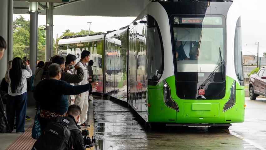 População se surpreende com tecnologia e aprova primeira viagem do Bonde Urbano Digital