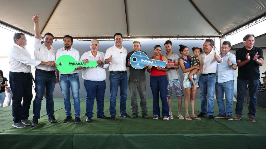 Governador entrega moradias e anuncia R$ 36,2 milhões para estradas rurais em Terra Rica