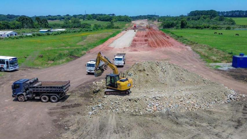São José dos Pinhais: pavimentação da estrada do Agaraú chega a 27%