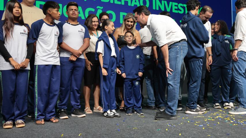 Ratinho Junior anuncia pacote de investimentos e uniformes para toda a rede estadual de educação
