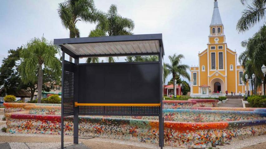 Estado conclui entrega de 1.200 abrigos de ponto de ônibus para 75 municípios do Paraná