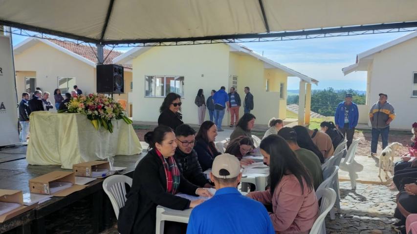 47 famílias de Figueira recebem moradias construídas com recursos do Estado