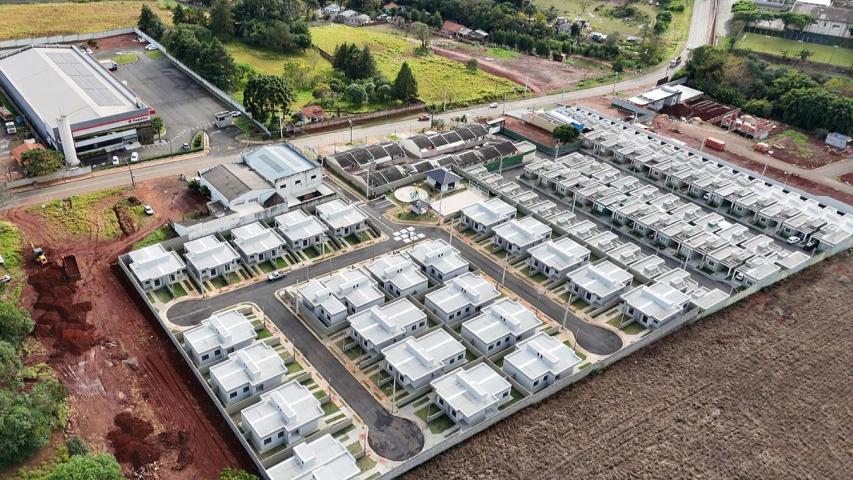 Com apoio do Estado, Ponta Grossa recebe novo condomínio com 47 casas